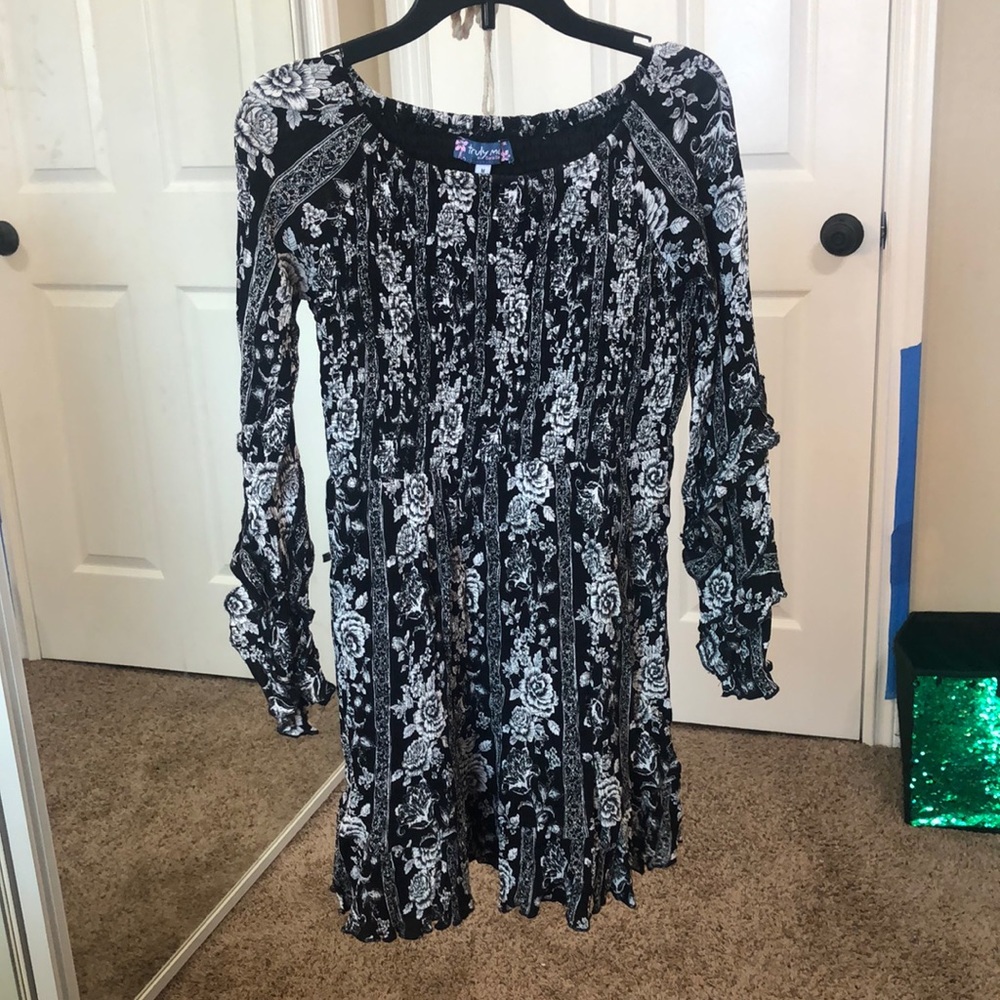 Truly me, size M (girls), color black and white.!.